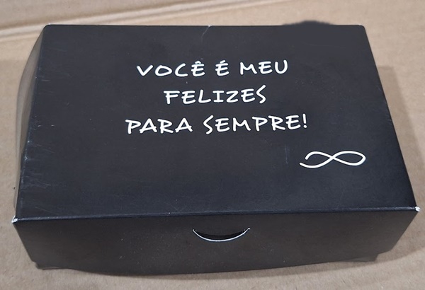 CAIXA PARA 6 DOCES PRETA FRASES 8X12X4CM 6